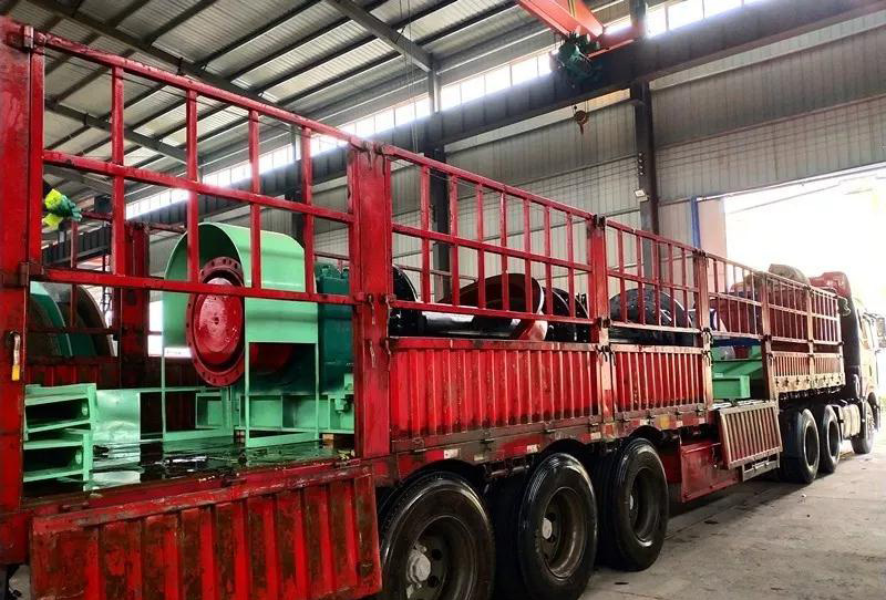 JK3.0×2.2P剖分式提升絞車(chē)發(fā)貨現場(chǎng)